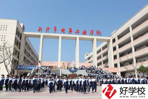 長(zhǎng)沙市電子工業(yè)學(xué)校有哪些特色專業(yè)？就業(yè)前景如何？