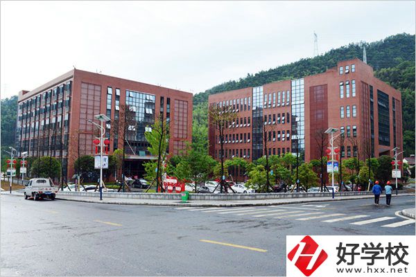 安化縣職業(yè)中專學校資助體系怎么樣？學校建設(shè)怎么樣？