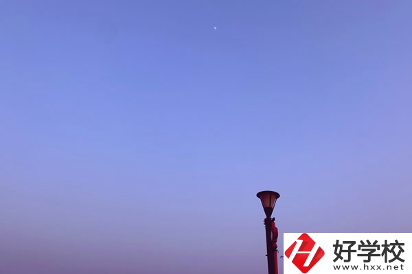 張家界旅游職業(yè)學(xué)校校園環(huán)境怎么樣？