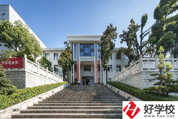 長沙建筑工程學(xué)校是公辦還是民辦？有哪些優(yōu)勢？